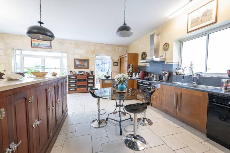 A vendre appartement Bordeaux 3 chambres grande pièce de vie et extérieur.