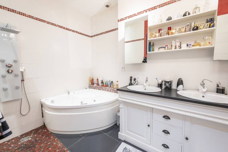 Bordeaux à vendre appartement 3 chambres dans immeuble en pierre bordelaise