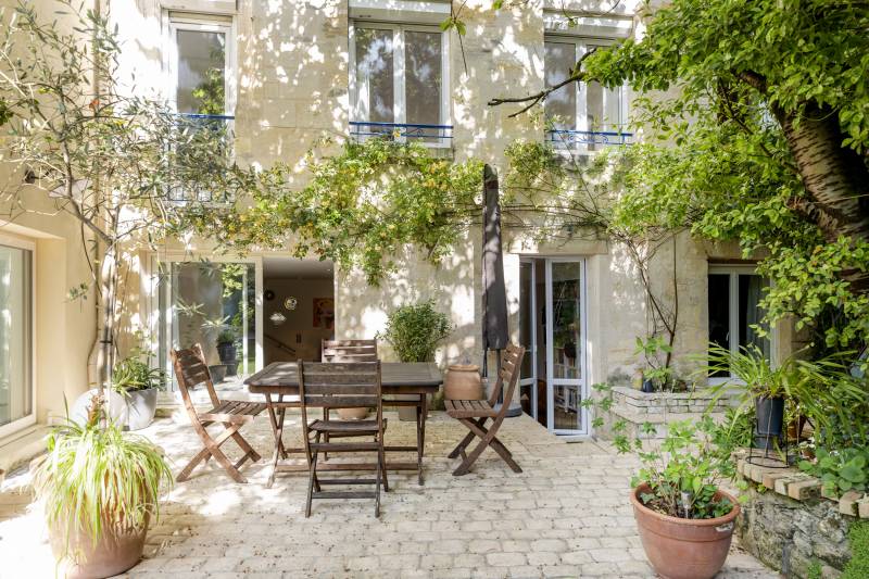 A VENDRE APPARTEMENT DUPLEX  5 PIECES AVEC extérieur de 200 M² JARDIN ET PISCINE AU COEUR DE SAINT-SEURIN BORDEAUX  