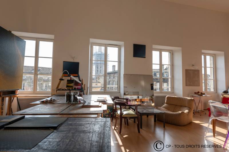 APPARTEMENT EN DUPLEX QUARTIER HISTORIQUE DE BORDEAUX 3 CHAMBRES ET UN BUREAU