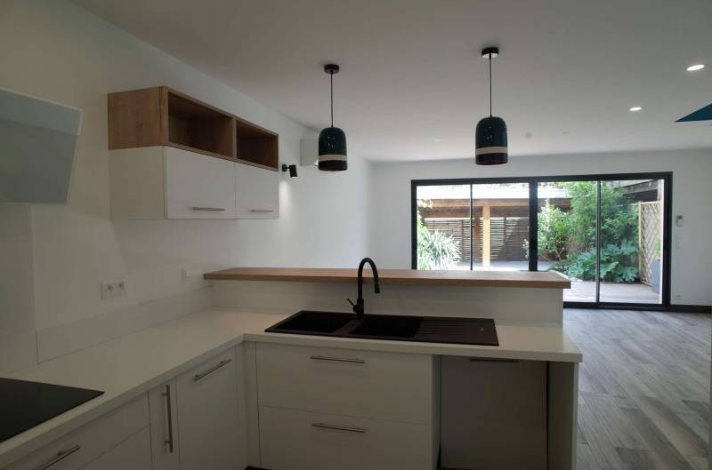 A LOUER MAISON AVEC CUISINE AMERICAINE AMENAGEE ET EQUIPEE