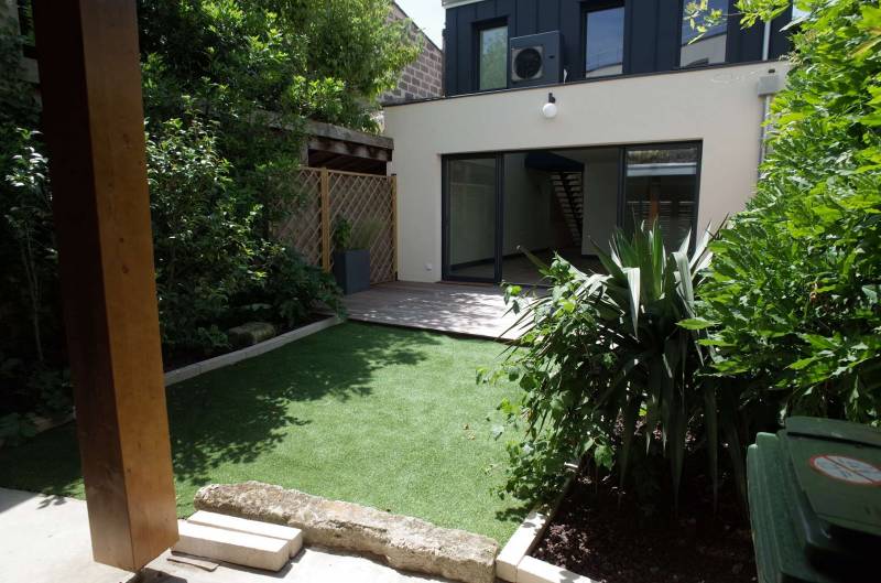 A LOUER MAISON AVEC JARDINET TERASSE ET PERGOLA