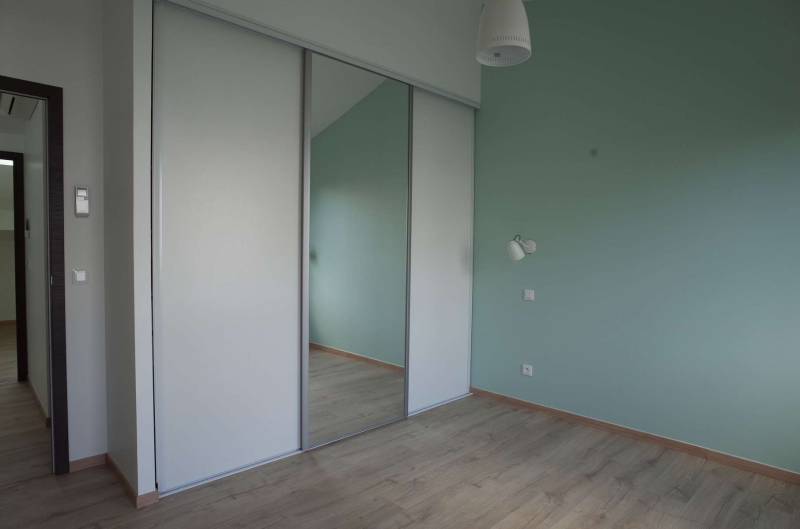 A LOUER MAISON AVEC TROIS CHAMBRES ET PLACARDS