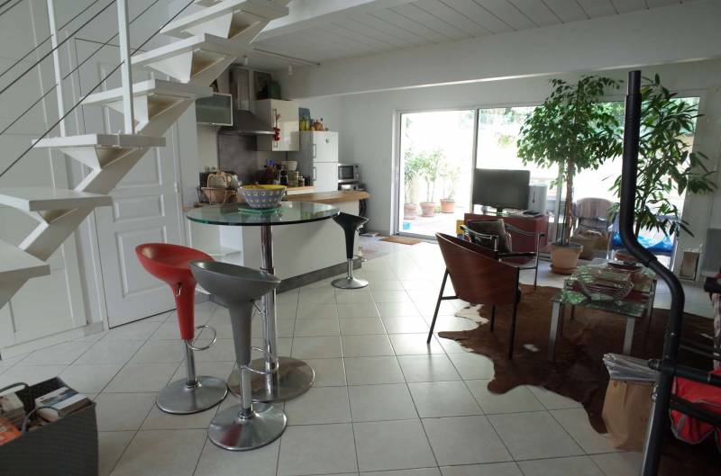 A LOUER MAISON AVEC CUISINE AMERICAINE LUMINEUSE