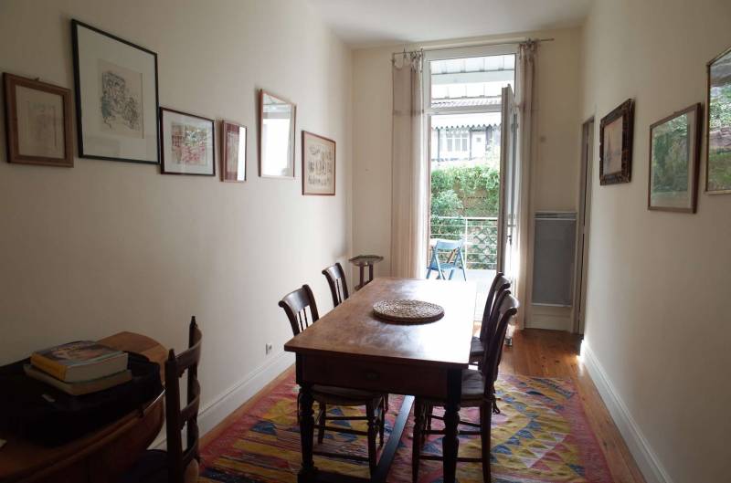 MAISON A LOUER MEUBLEE AVEC SEJOUR ET SALLE A MANGER