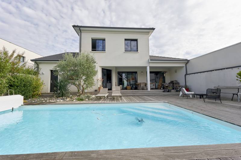 Grande terrasse et piscine au sel