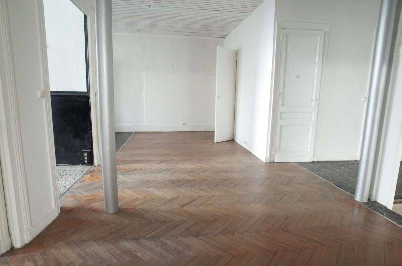 LOCAL COMMERCIAL A VENDRE AVEC UNE GRANDE PIECE D'ACCUEIL