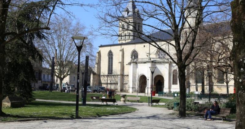 Immeuble en pierre Saint Seurin BORDEAUX avec 3 appartements et terrasse