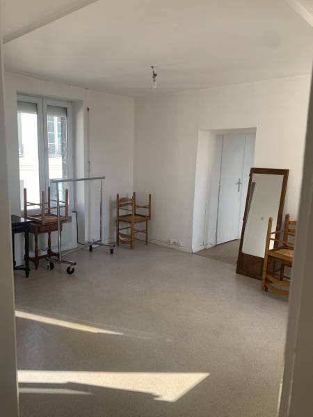 APPARTEMENT A LOUER AVEC FENTRES TRAVERSANTES ET VUES SUR TOITS