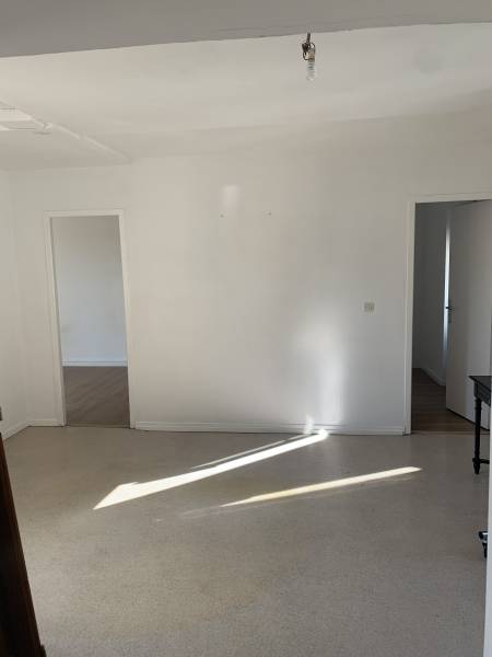 APPARTEMENT A LOUER AVEC DEUX CHAMBRES, SALLE D'EAU ET SALLE DE DOUCHE