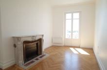 A LOUER APPARTEMENT AVEC BALCON ET PRESTATIONS ANCIENNES