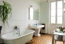 A VENDRE MAISON EN PIERRE 5 CHAMBRES JARDIN DE VILLE ET A L'ETAGE BELLE TERRASSE VUE SUR LES JARDINS