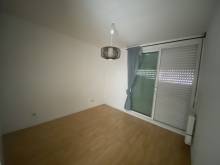 Chambre séparée de la pièce à vivre