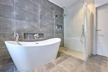 a vendre a bordeaux maison contemporaine avec jardin et piscine