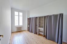 A vendre grande maison bourgeoise sur trois niveaux avec une entrée cathédrale, un beau jardin et cinq belles chambres BORDEAUX CROIX BLANCHE 