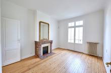 A vendre grande maison bourgeoise sur trois niveaux avec une entrée cathédrale, un beau jardin et cinq belles chambres BORDEAUX CROIX BLANCHE 