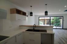 A LOUER MAISON AVEC CUISINE AMERICAINE AMENAGEE ET EQUIPEE