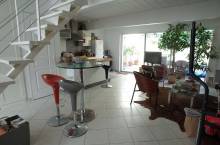 A LOUER MAISON AVEC CUISINE AMERICAINE LUMINEUSE