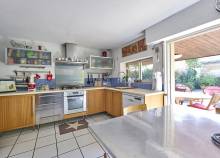 MAISON ARCHITECTE EN PIERRE TALENCE BORDEAUX BARRIERE SAINT GENES STATIONNEMENT 2 VOITURES JARDIN AVEC PISCINE